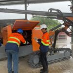 Teknisi melakukan pemeriksaan dan perawatan mesin drilling di workshop sebelum digunakan untuk operasional pertambangan oleh PT Mitra Bor Nusantara.
