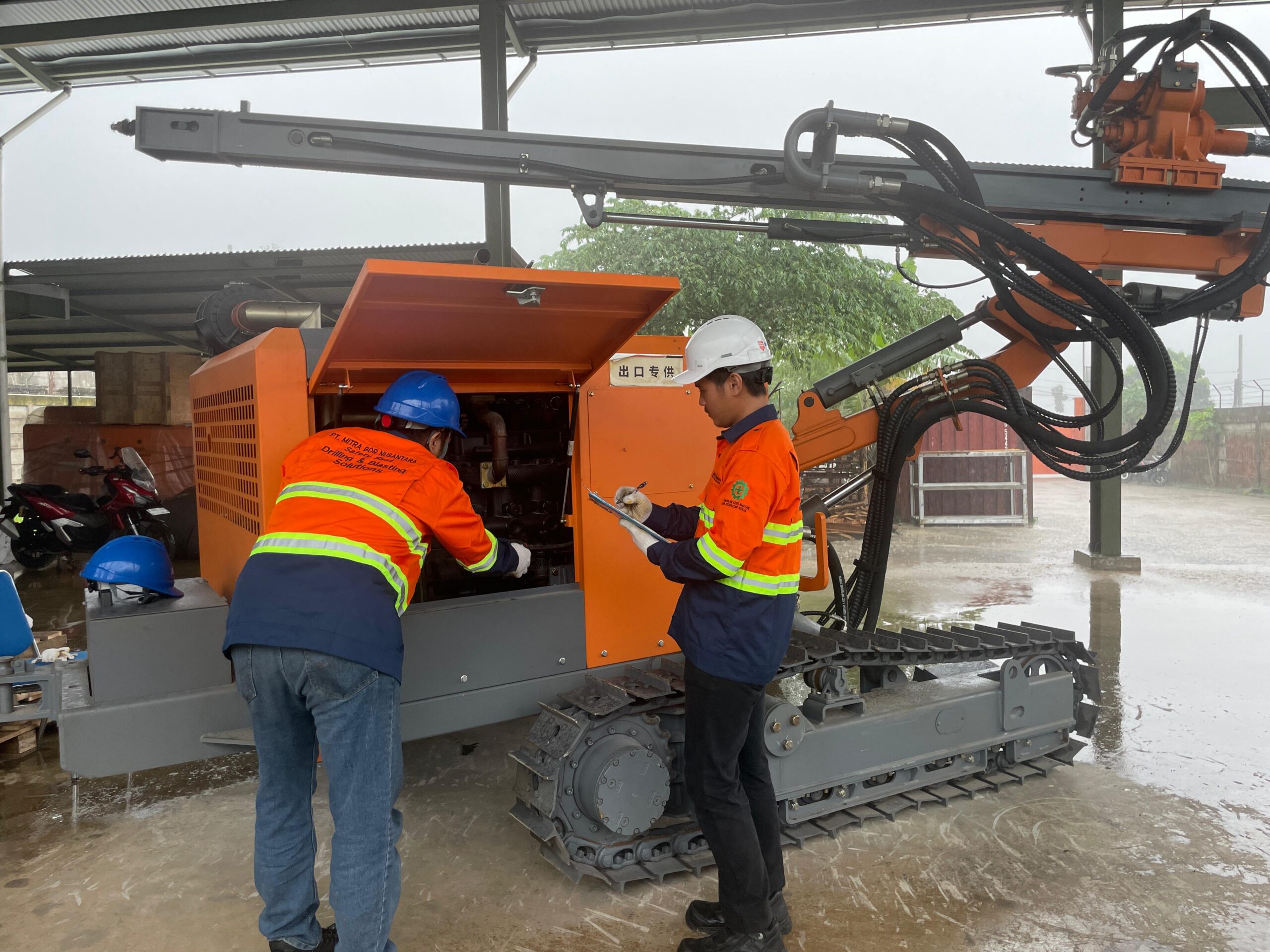 Teknisi melakukan pemeriksaan dan perawatan mesin drilling di workshop sebelum digunakan untuk operasional pertambangan oleh PT Mitra Bor Nusantara.